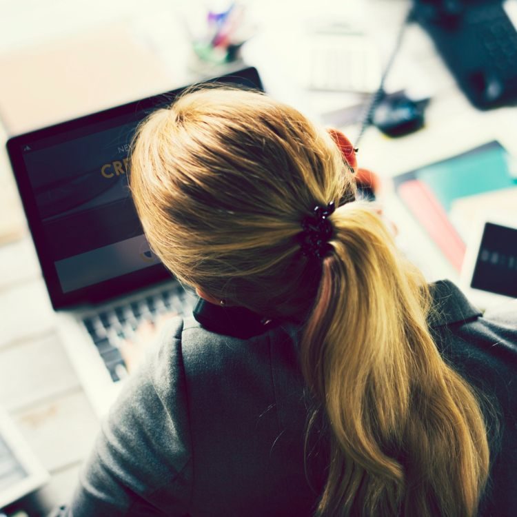 Trabajo de estrategia digital en la oficina de Team4digital