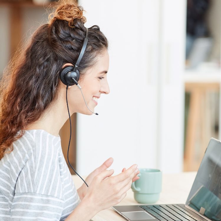 Consultora de Team4digital en una videollamada con un cliente